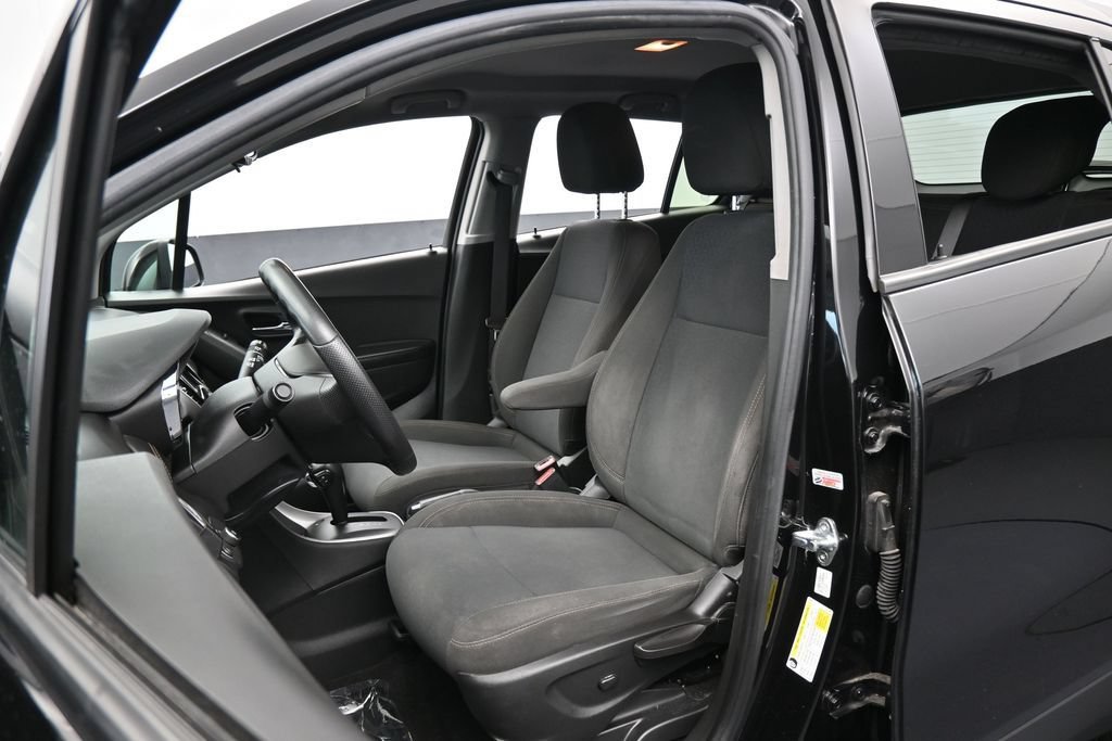 Used 2022 Chevrolet Trax LS w/ Tint and Cruise Package AWD/4WD image 10