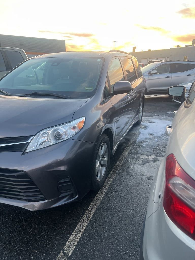 Used 2018 Toyota Sienna LE image 2