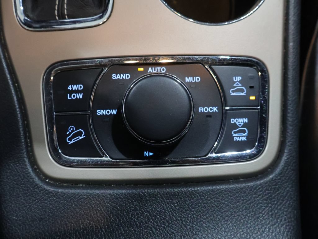 Used 2017 Jeep Grand Cherokee Overland w/ Jeep Active Safety Group AWD/4WD image 38