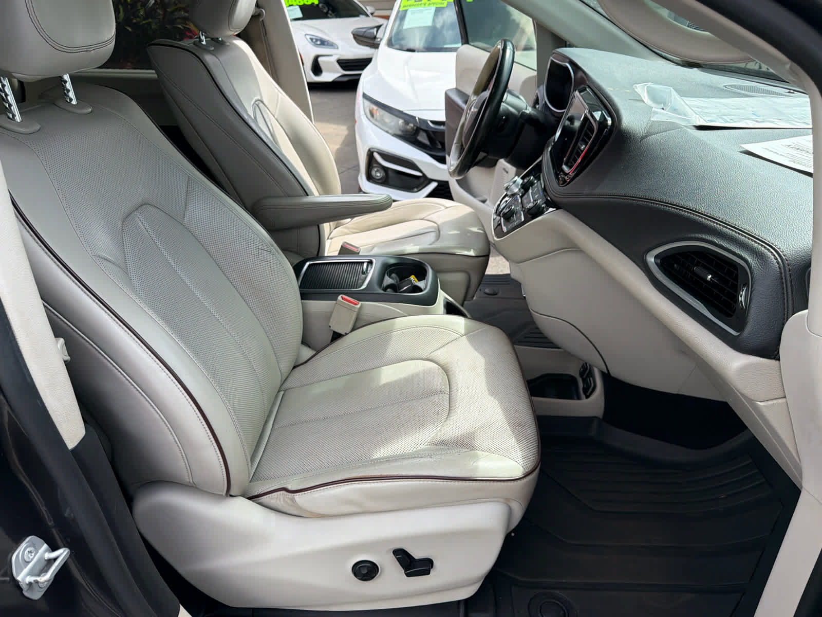 Used 2017 Chrysler Pacifica Limited FWD image 14
