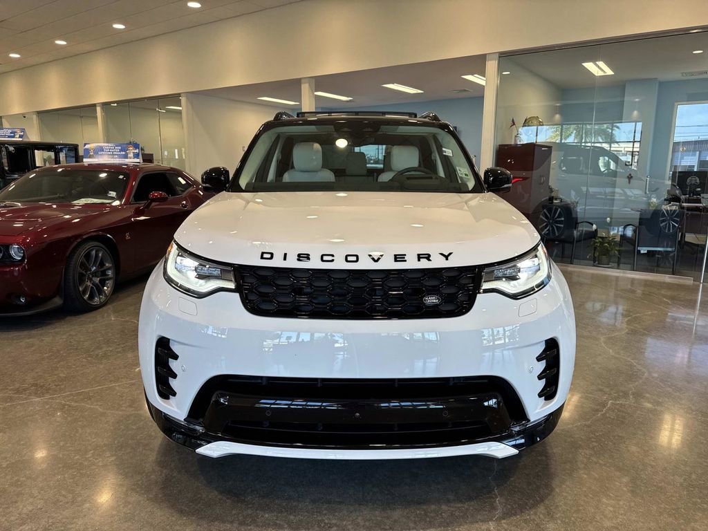 Used 2025 Land Rover Discovery Dynamic SE AWD/4WD image 3