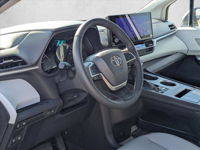 Used 2025 Toyota Sienna XLE image 10