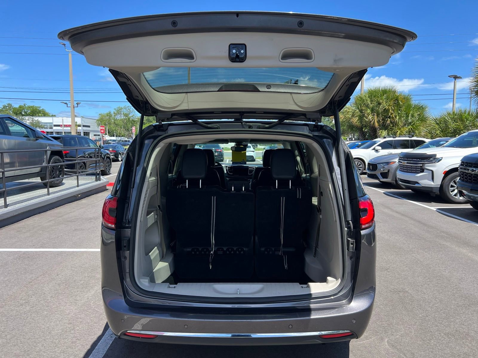 Used 2023 Chrysler Pacifica Touring-L image 17