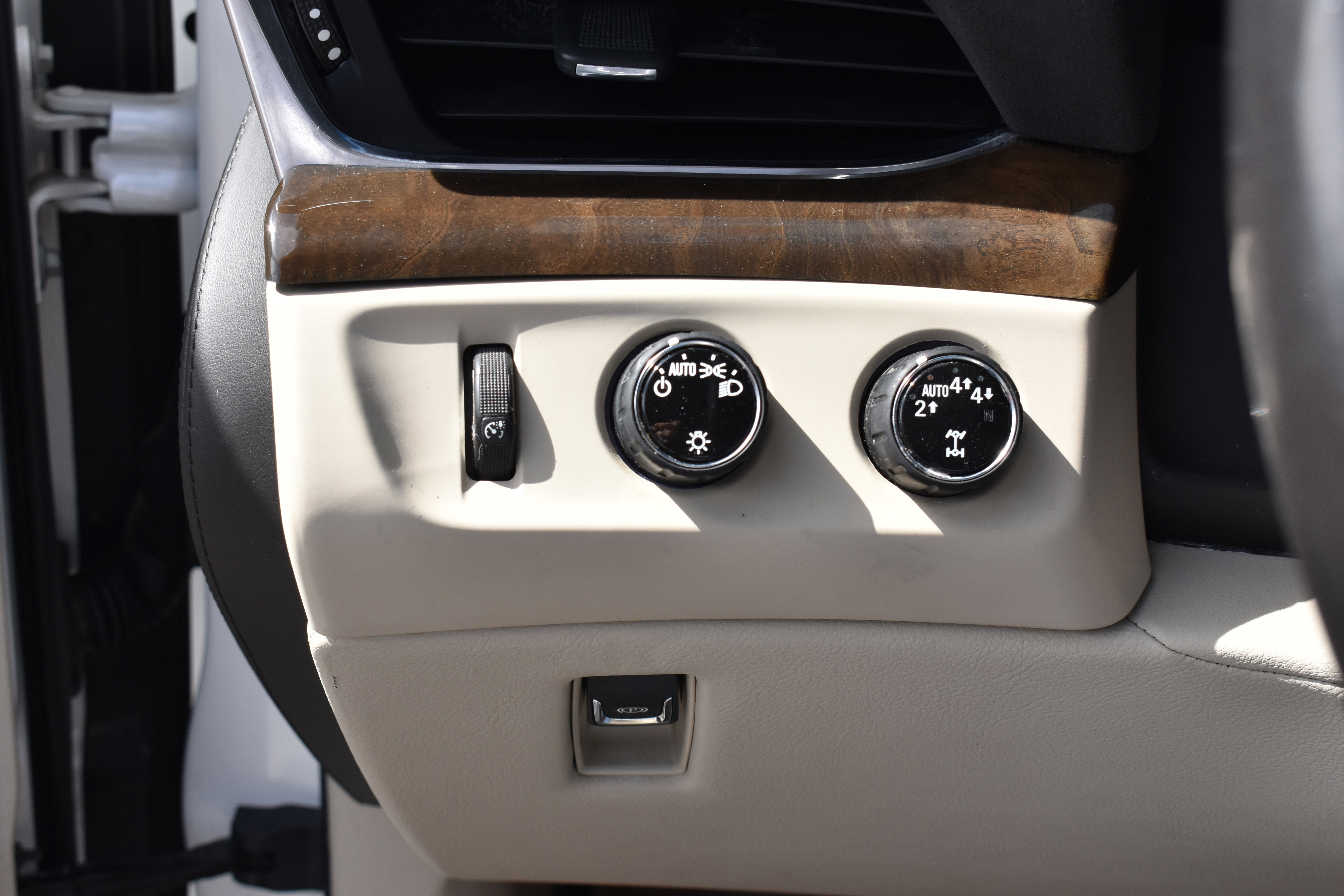 Used 2019 Cadillac Escalade ESV Premium Luxury w/ LPO, Radiant Package image 16