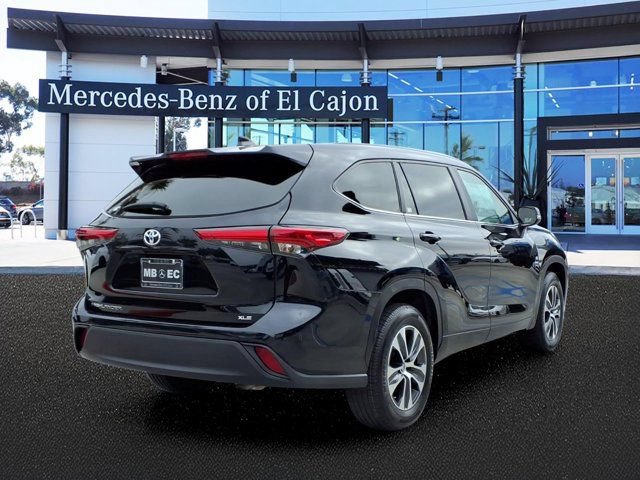 Used 2023 Toyota Highlander XLE FWD image 3
