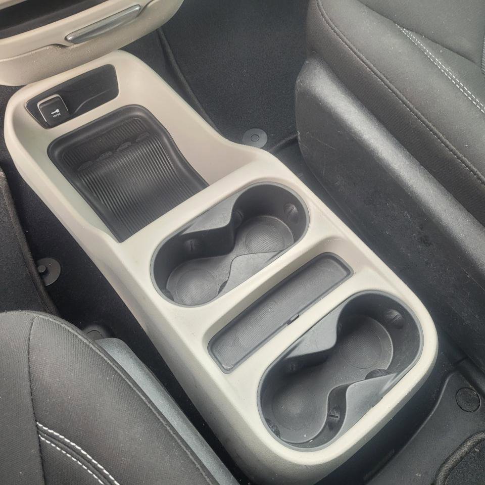 Used 2022 Chrysler Voyager LX image 19