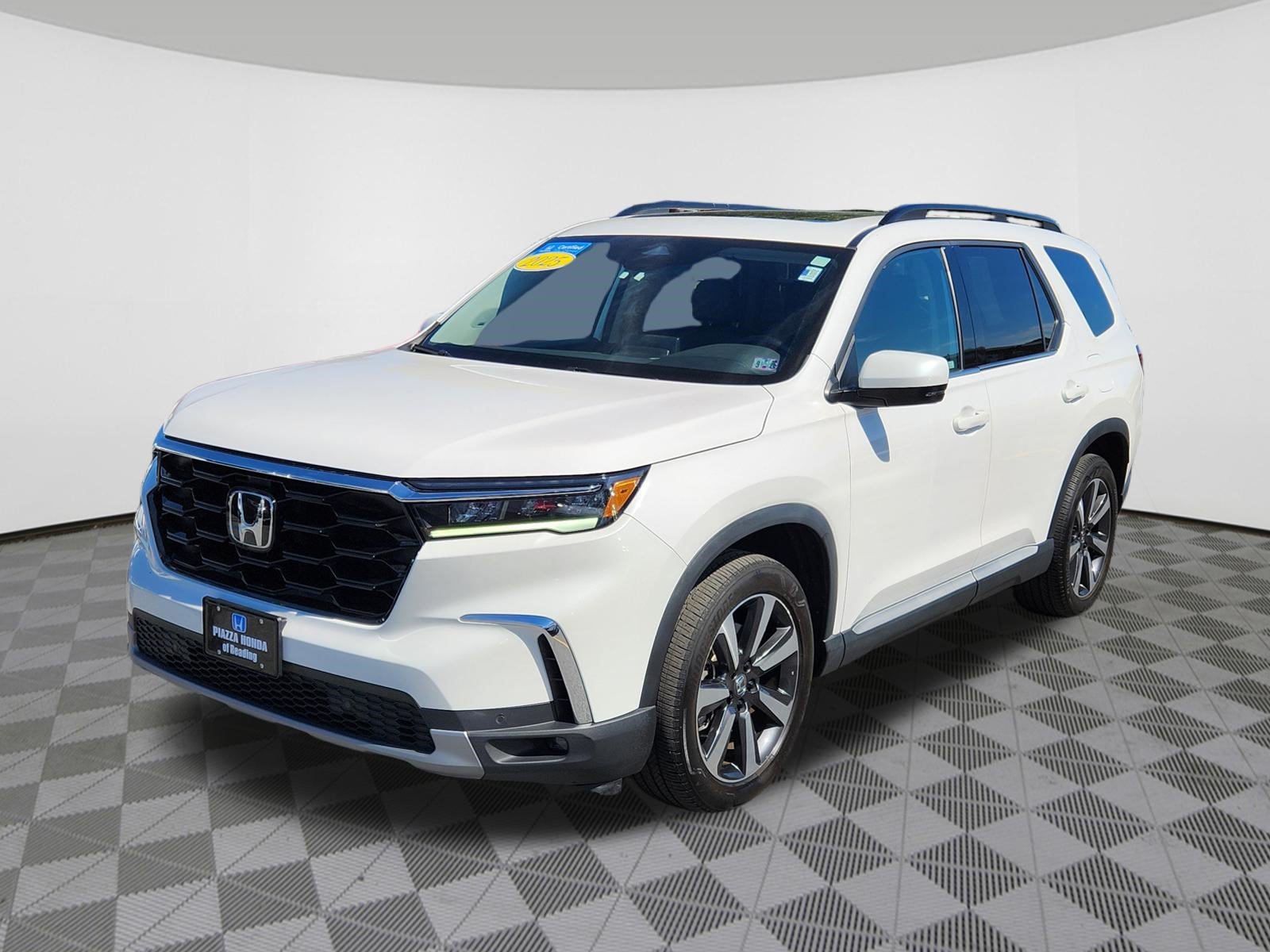 Used 2025 Honda Pilot Touring image 2