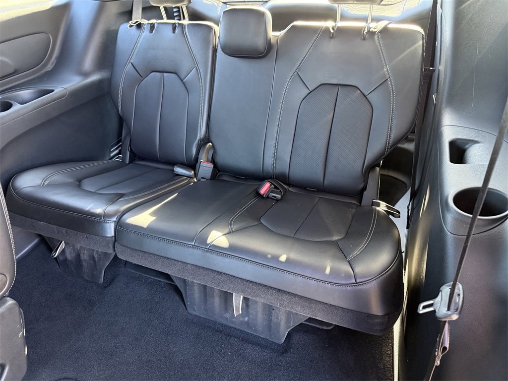 Used 2025 Chrysler Pacifica Select image 35