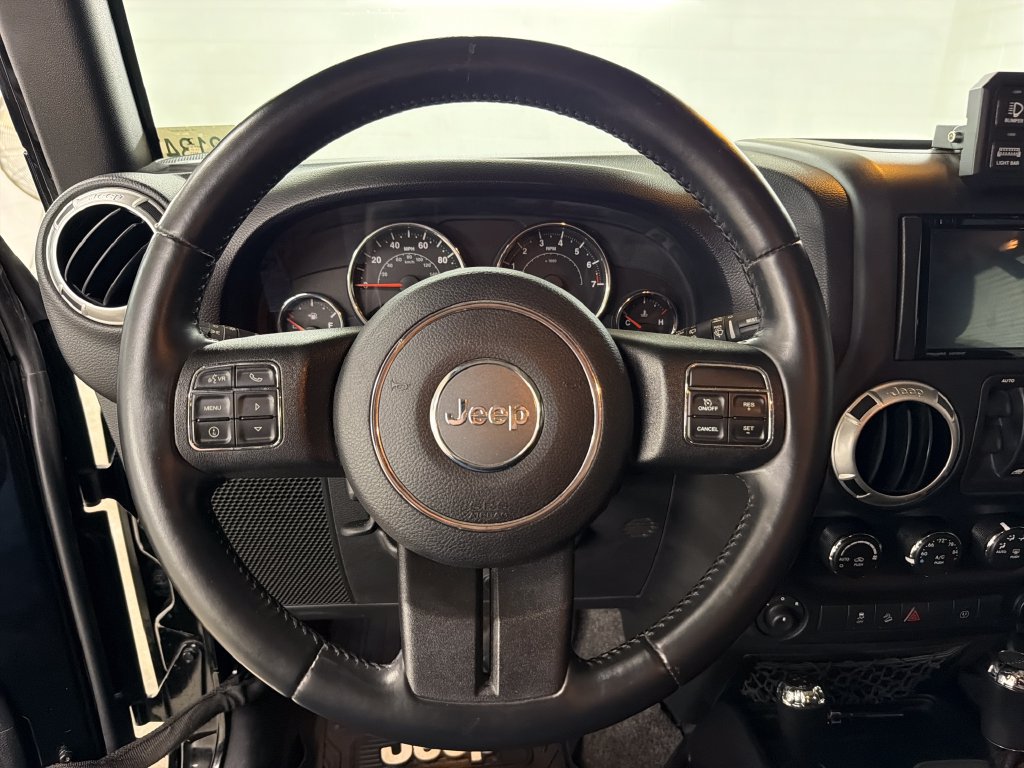 Used 2015 Jeep Wrangler Unlimited Rubicon w/ Connectivity Group AWD/4WD image 16