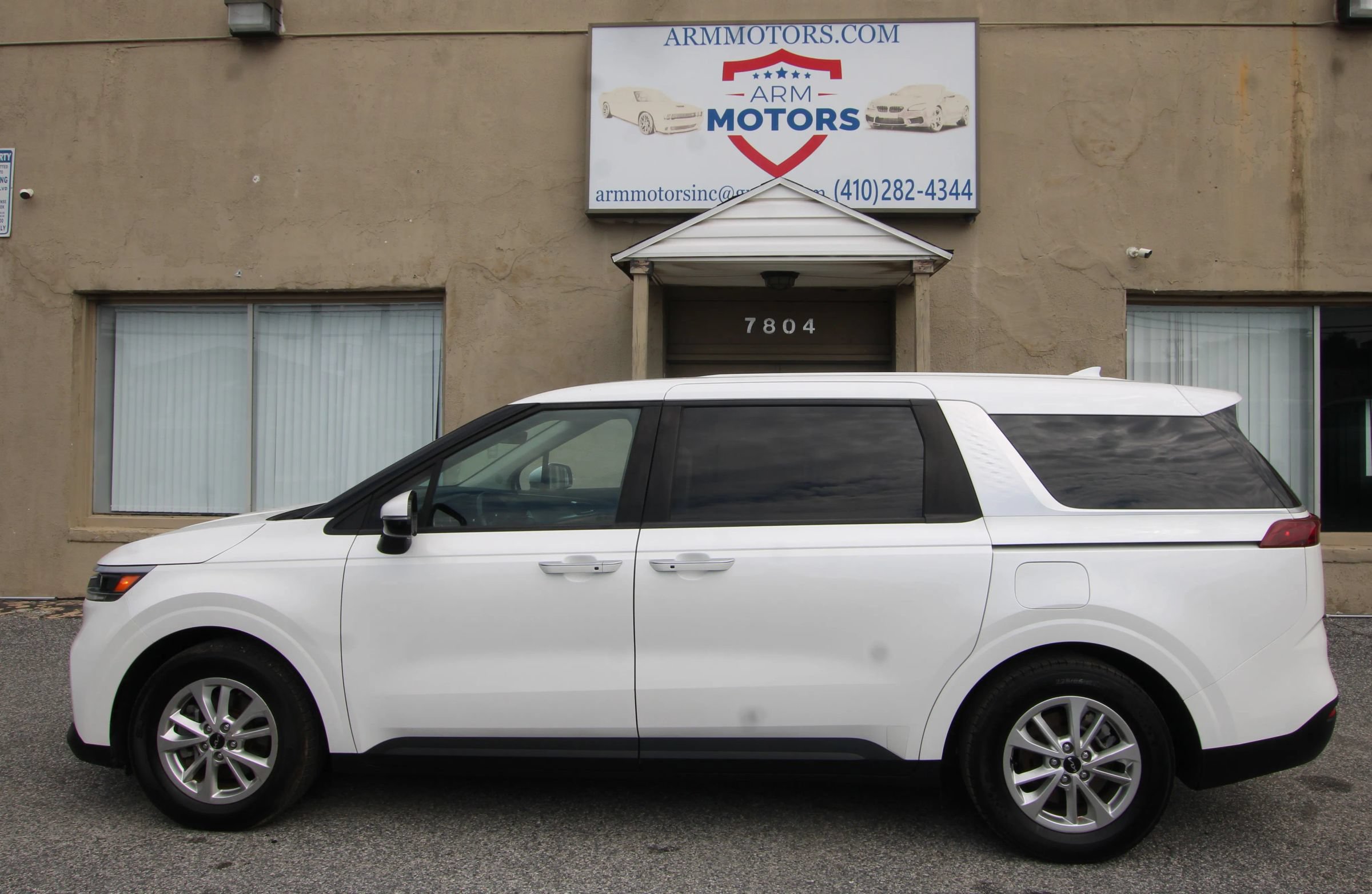 Used 2023 Kia Carnival LX FWD image 4