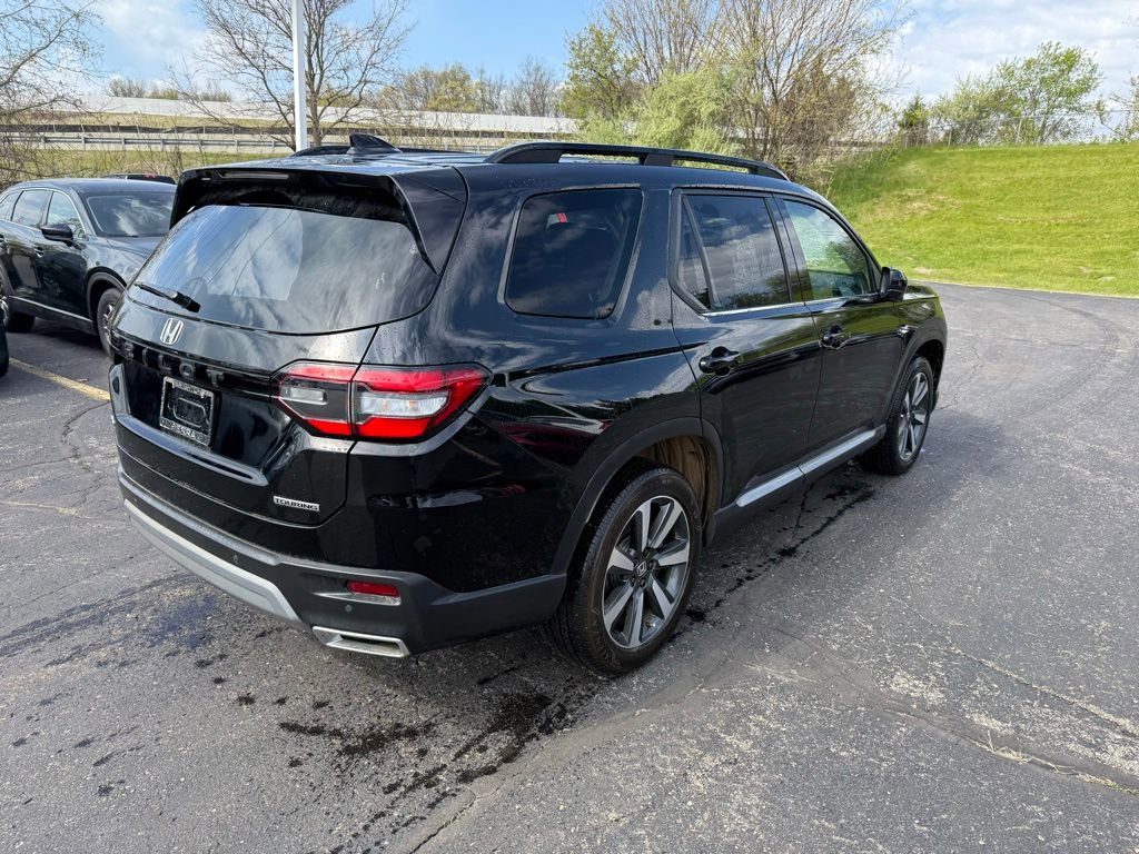 Used 2025 Honda Pilot Touring image 3