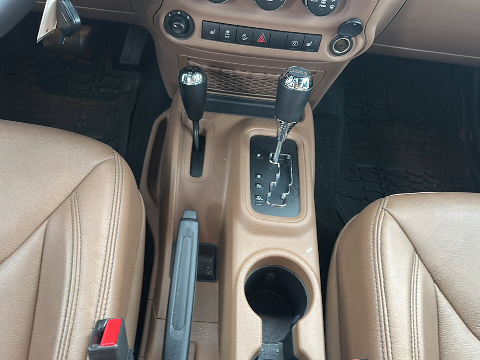 Used 2018 Jeep Wrangler Unlimited Sahara w/ Connectivity Group AWD/4WD image 14