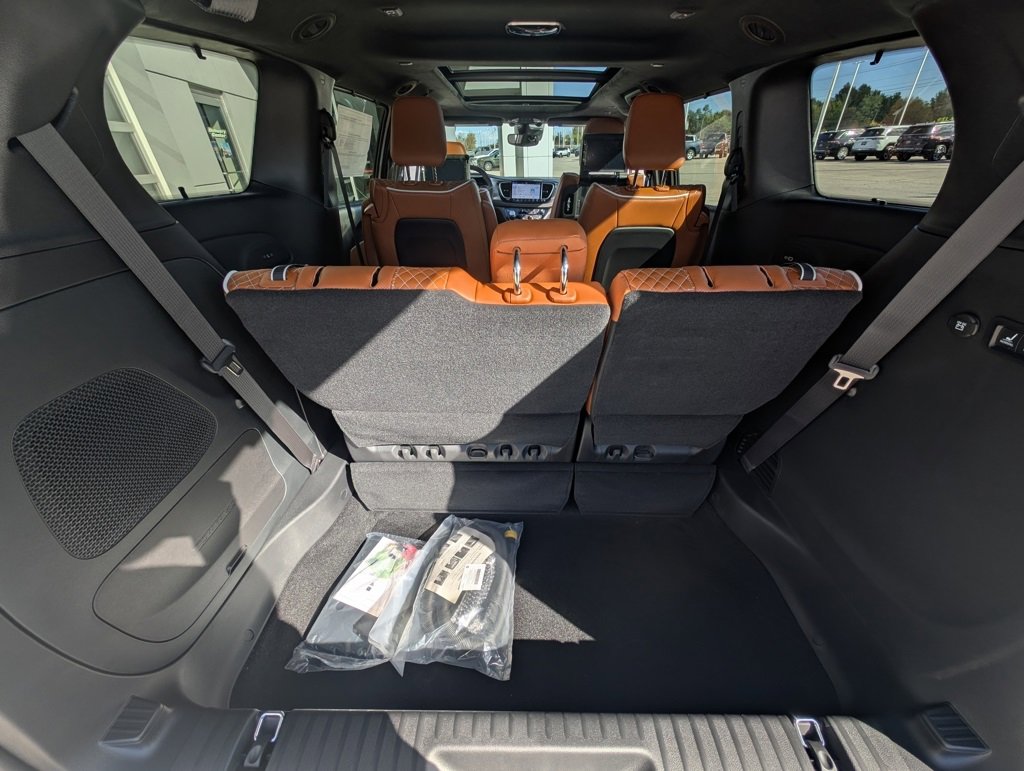 New 2026 Chrysler Pacifica Pinnacle image 11