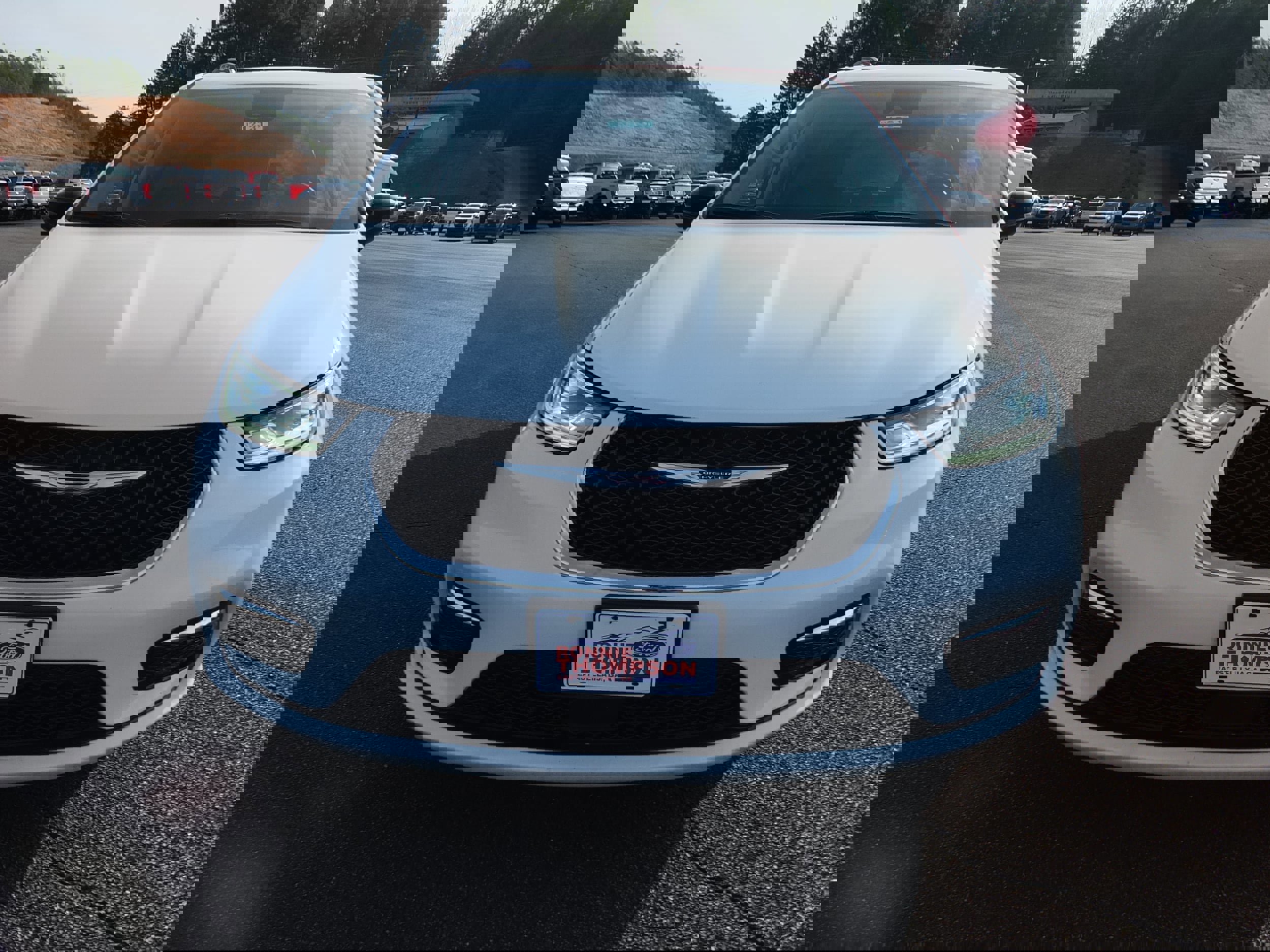 Used 2024 Chrysler Pacifica Touring-L image 8