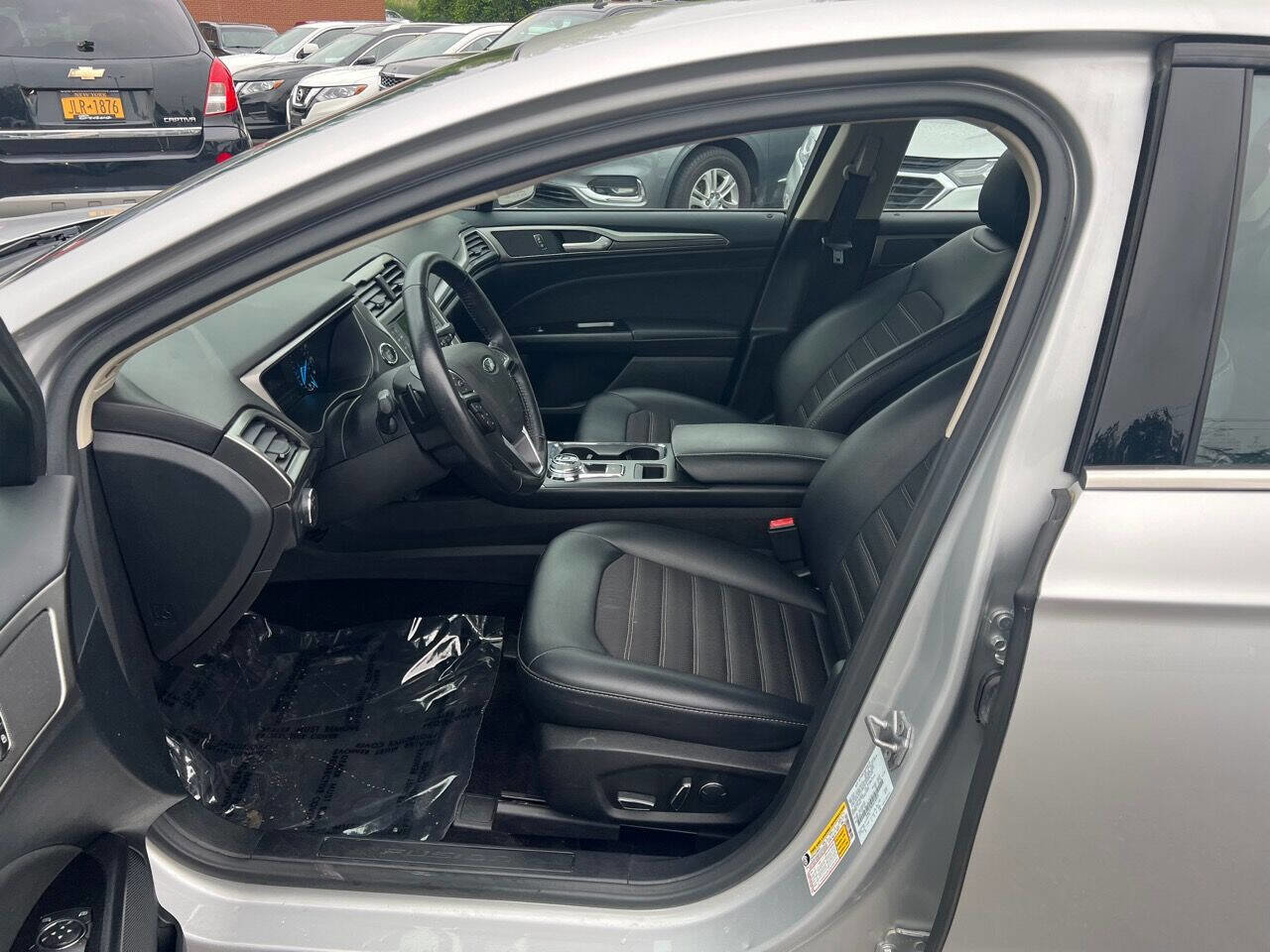 Used 2017 Ford Fusion SE w/ Equipment Group 201A image 9