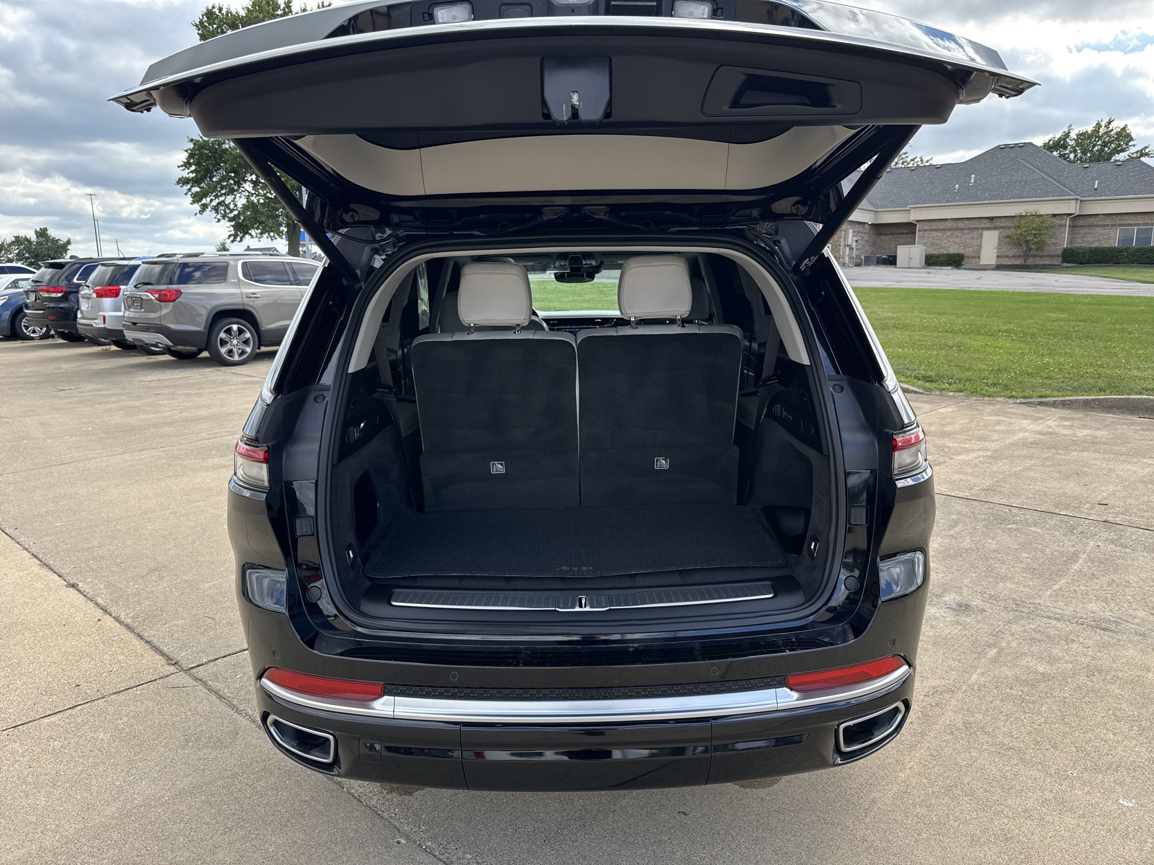 Used 2021 Jeep Grand Cherokee L Summit w/ Luxury Tech Group V image 23