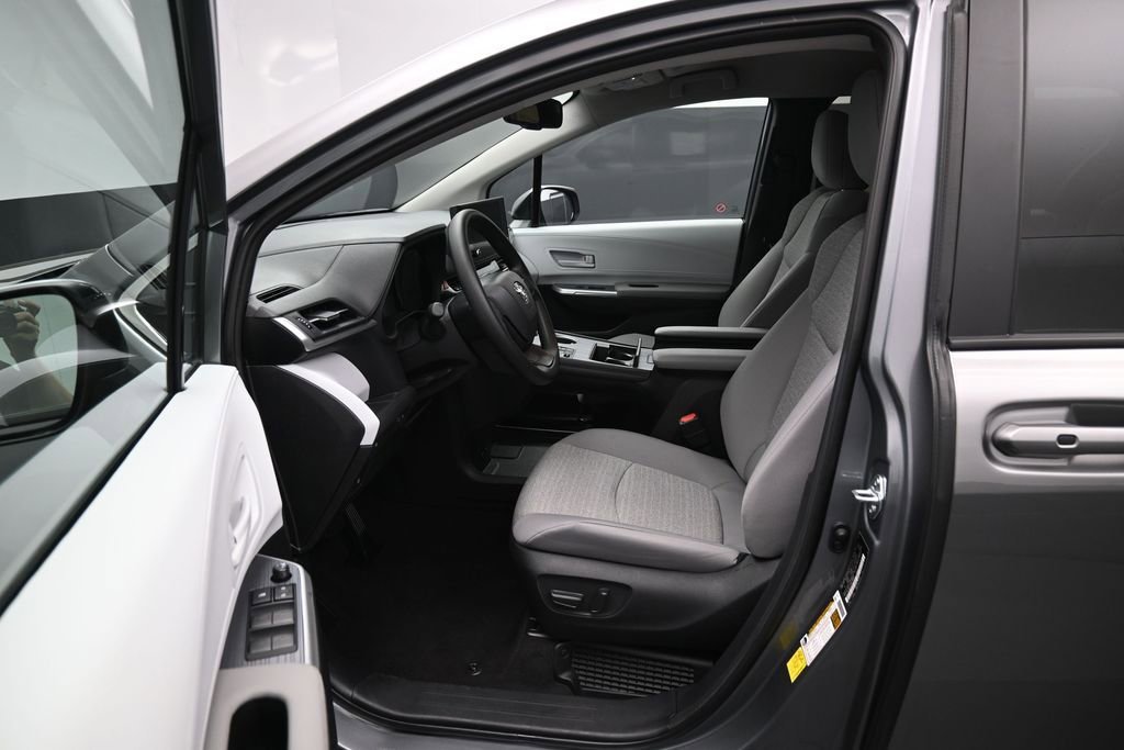 Used 2026 Toyota Sienna LE FWD image 9