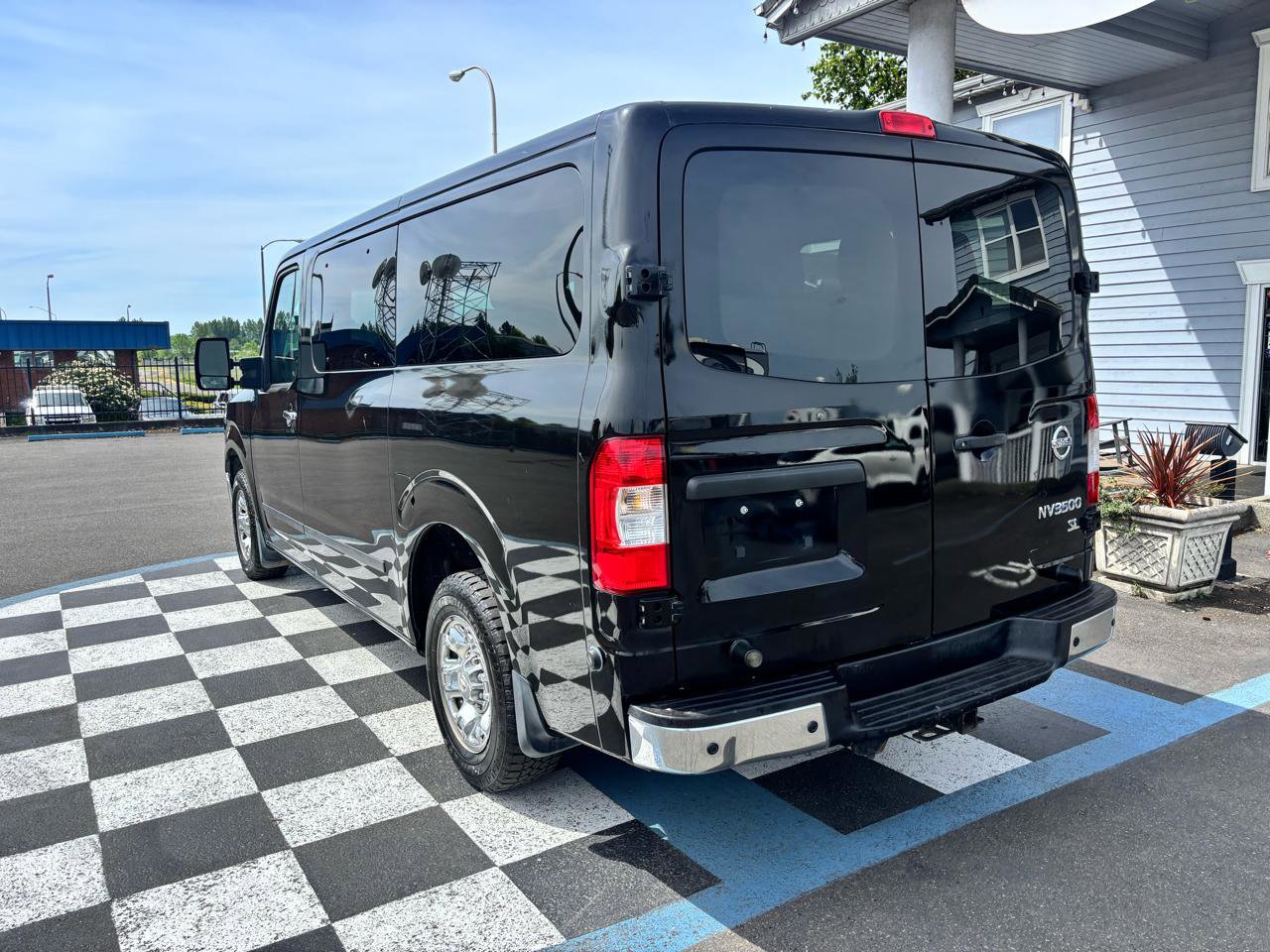 Used 2017 Nissan NV 3500 SL RWD image 3