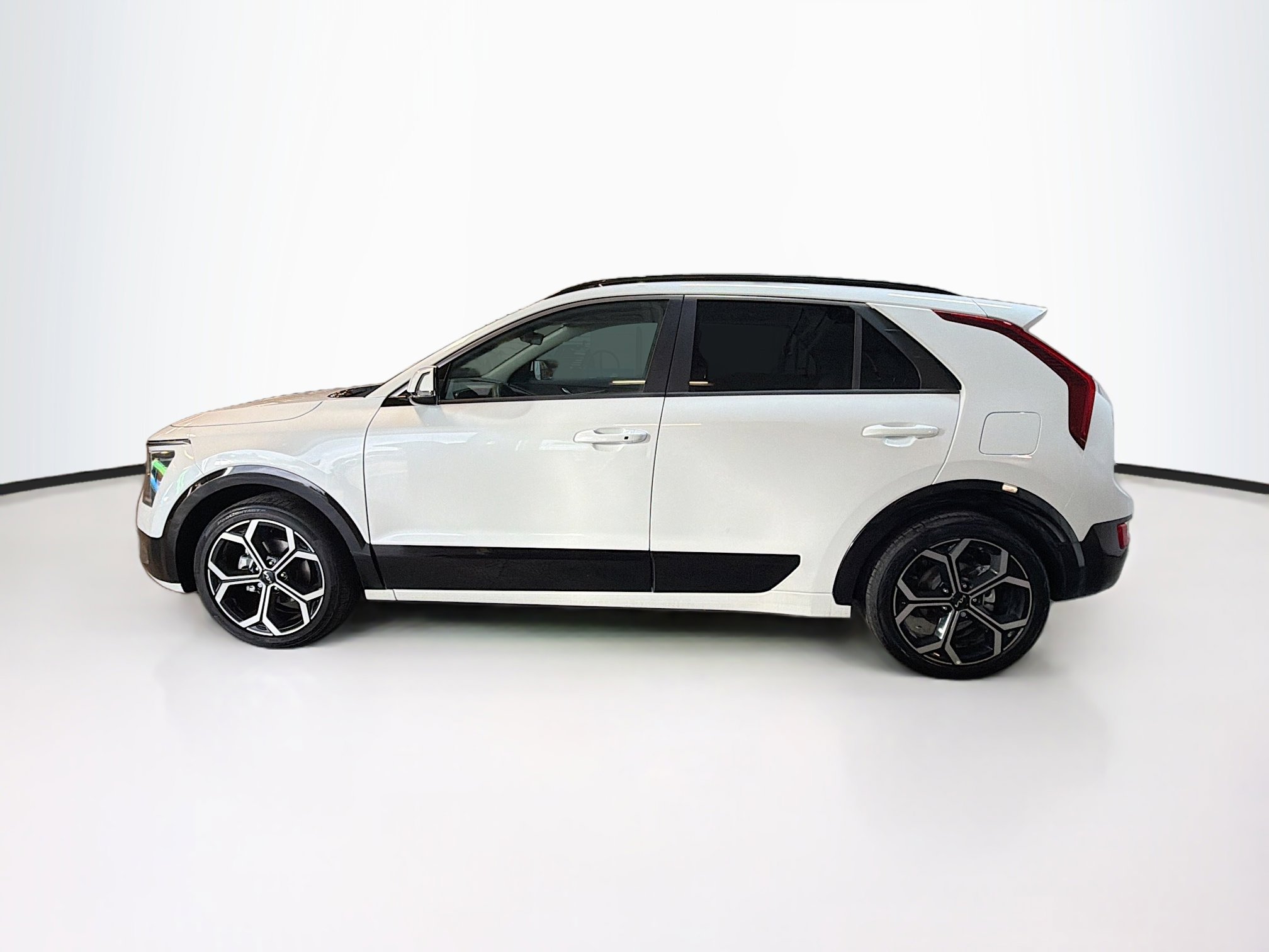 Used 2023 Kia Niro EX Touring image 4