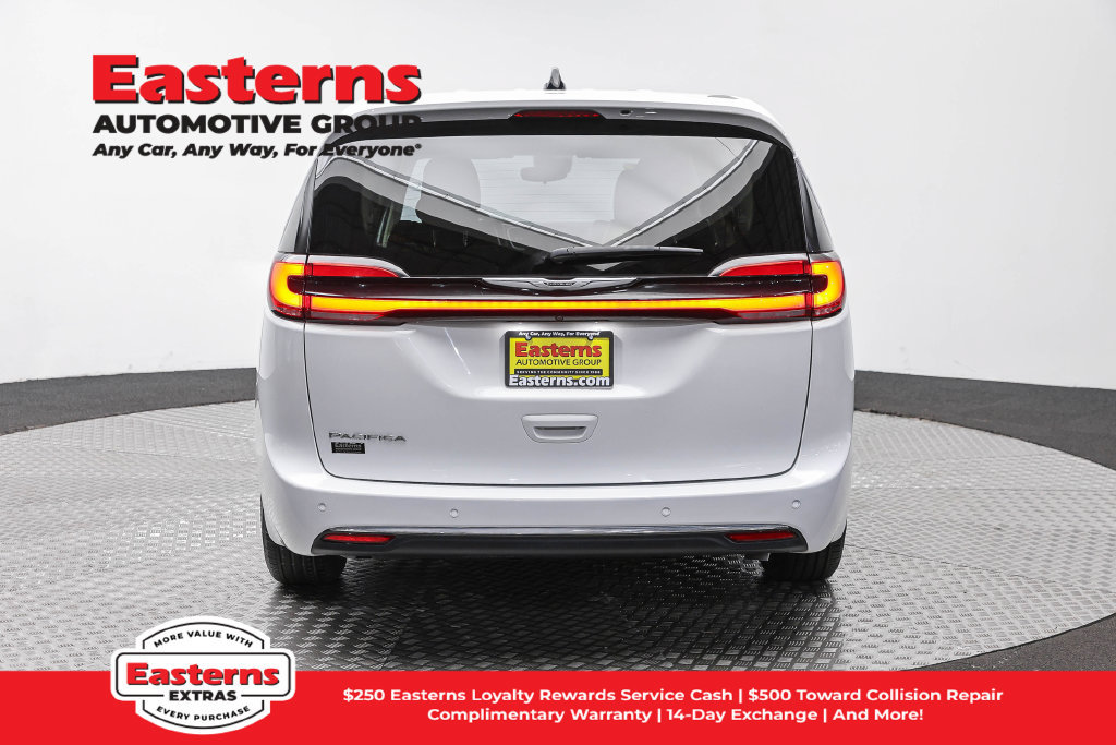 Used 2023 Chrysler Pacifica Touring-L FWD image 7