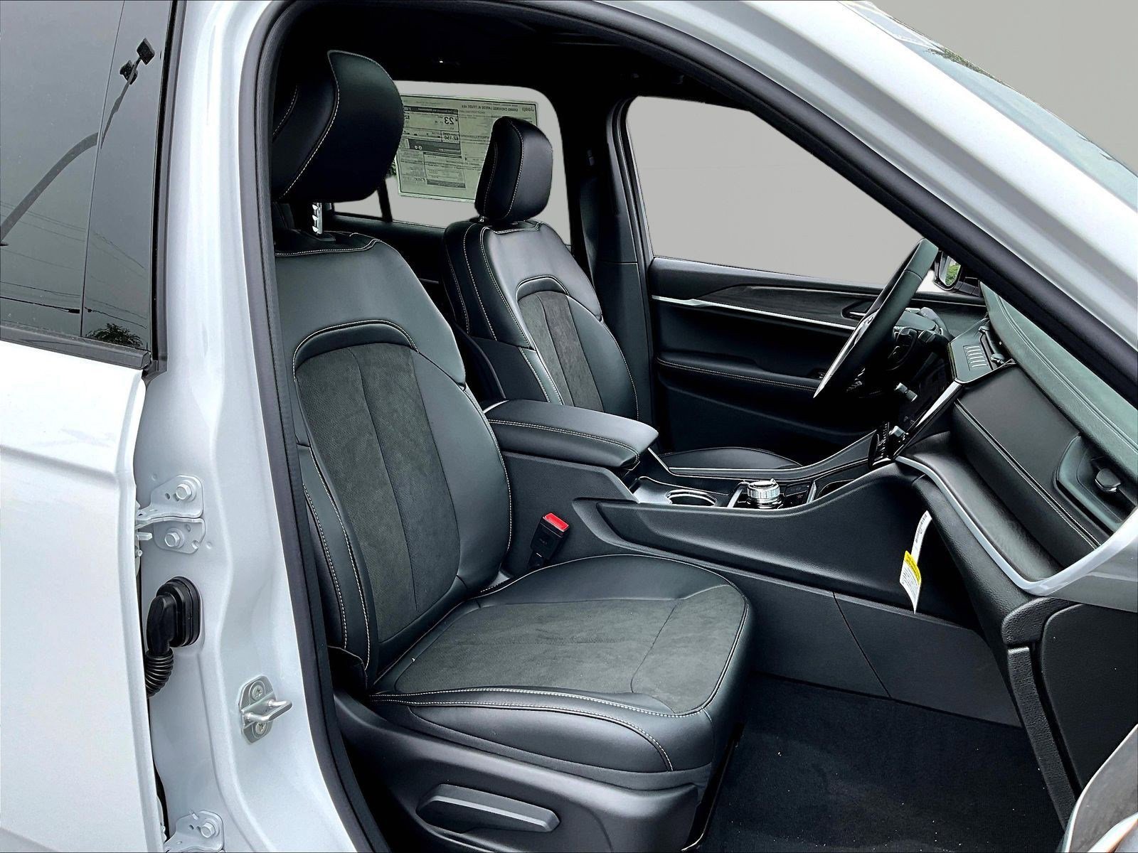 New 2026 Jeep Grand Cherokee Altitude AWD/4WD image 19