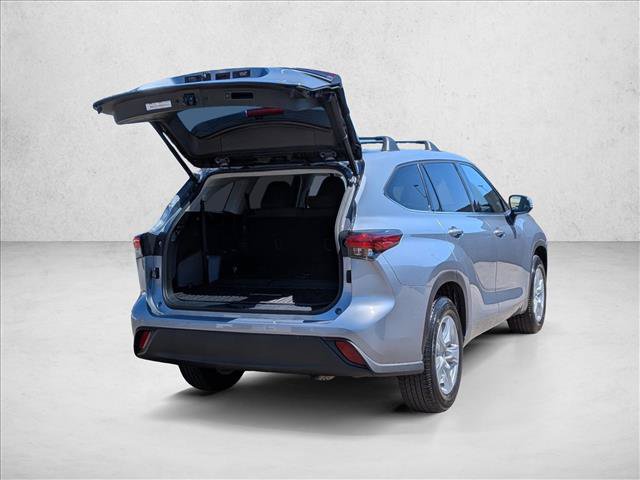 Used 2021 Toyota Highlander LE FWD image 5