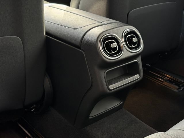 Used 2025 Mercedes-Benz GLC 300 4MATIC image 40