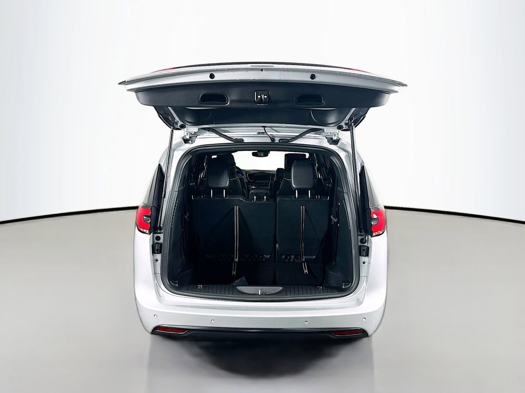 New 2026 Chrysler Pacifica Limited w/ Uconnect Theater Family Group FWD image 16