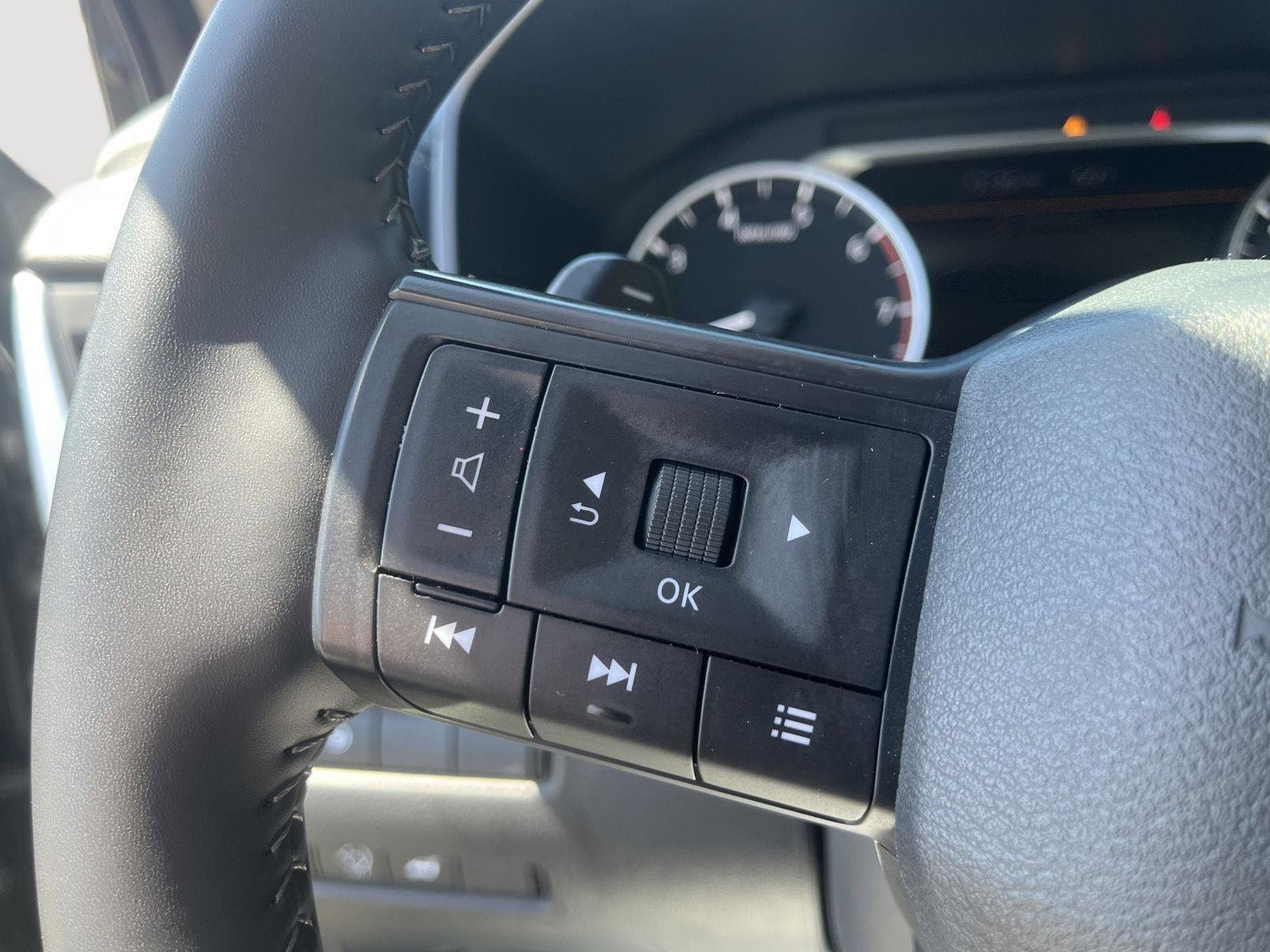 Certified 2025 Nissan Rogue SV AWD/4WD image 28