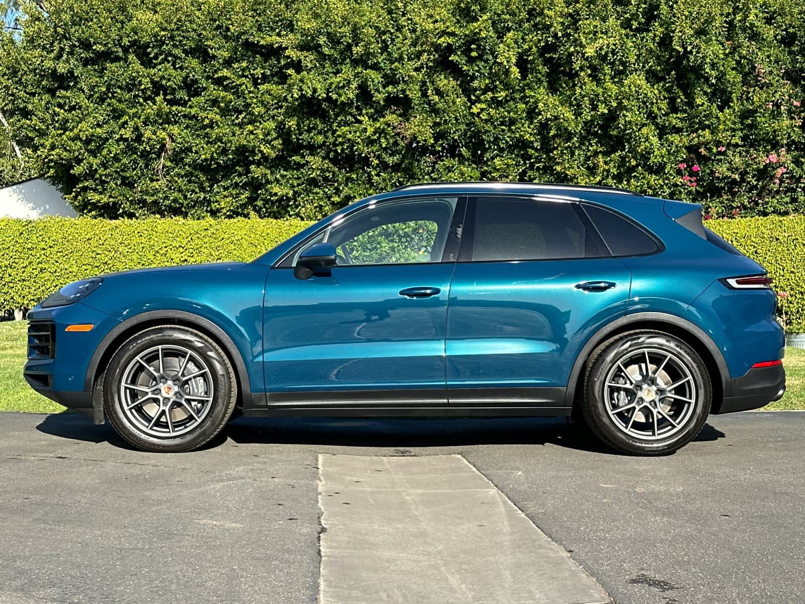 Certified 2025 Porsche Cayenne AWD/4WD image 2