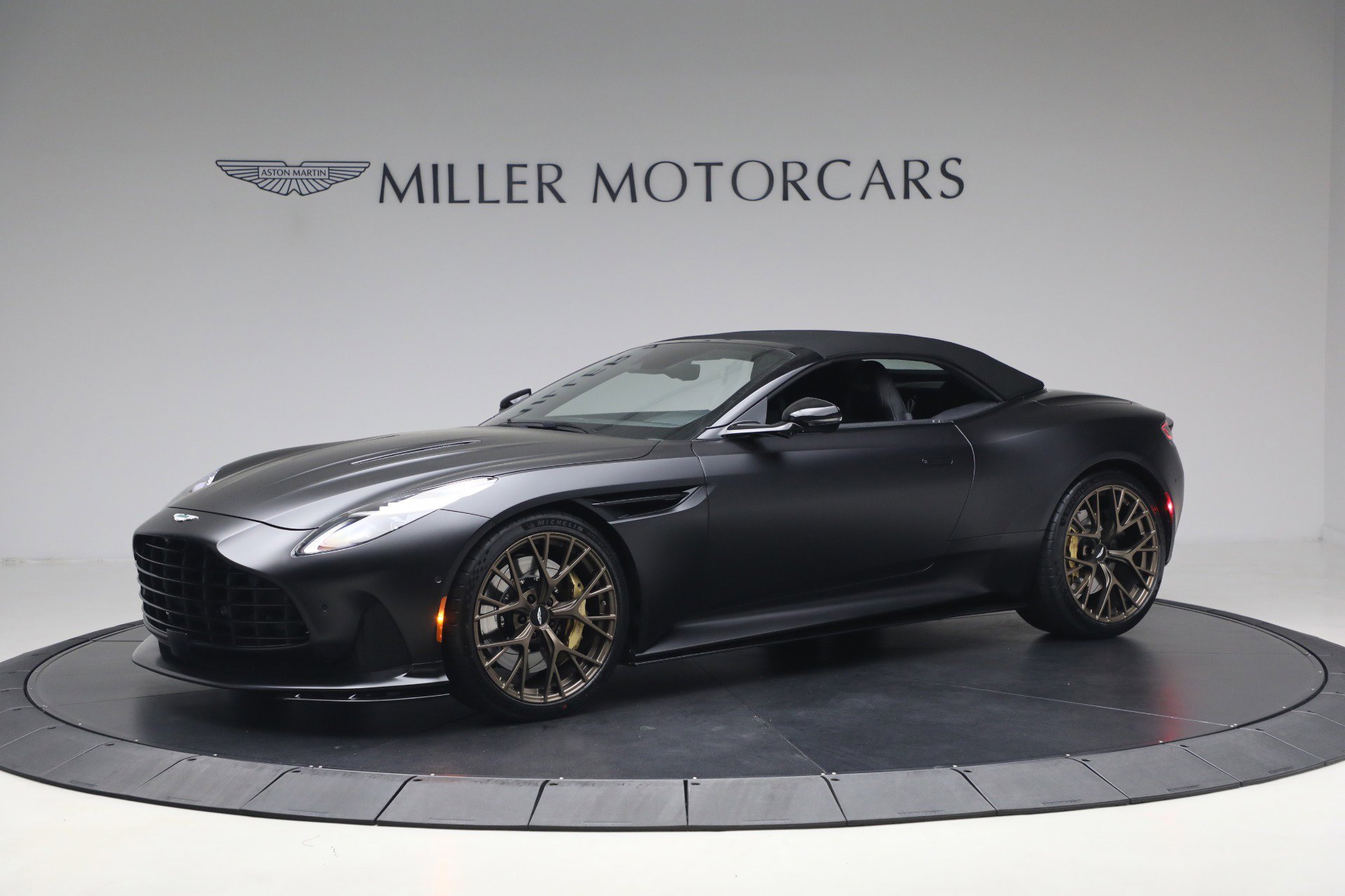 Used 2024 Aston Martin DB12 Convertible RWD image 16