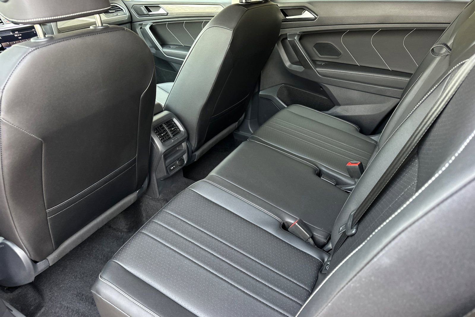 Used 2023 Volkswagen Tiguan SE FWD image 12