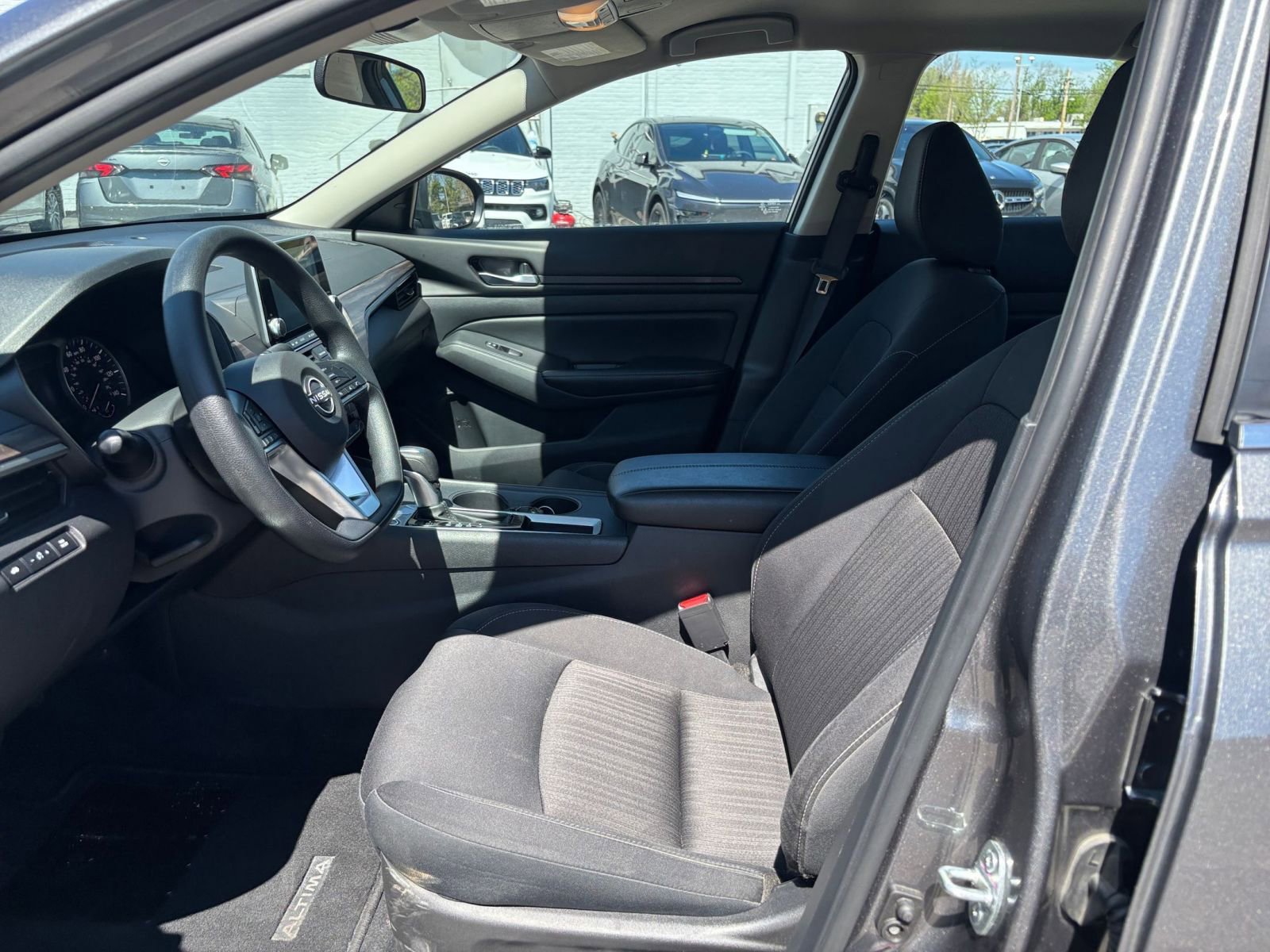 Used 2025 Nissan Altima 2.5 SV FWD image 25