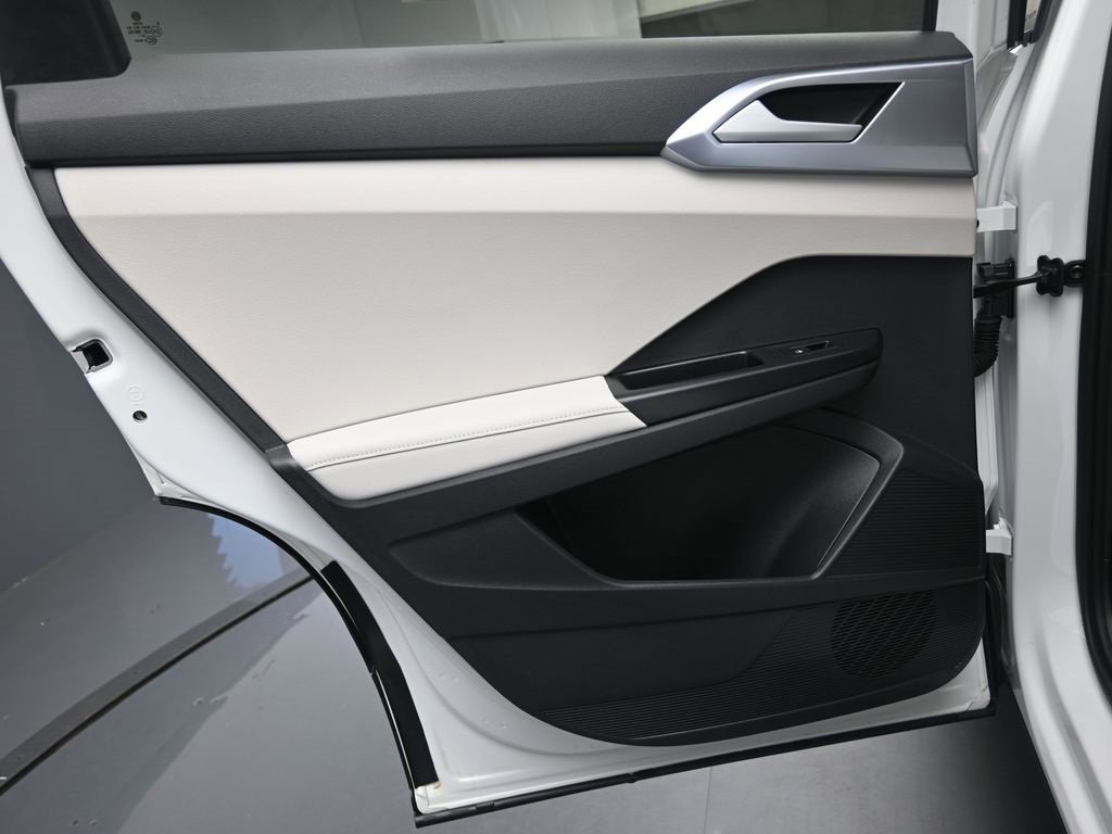 Used 2025 Volkswagen Taos SE image 23