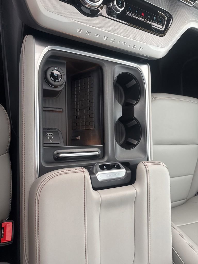 Used 2025 Ford Expedition Active image 28