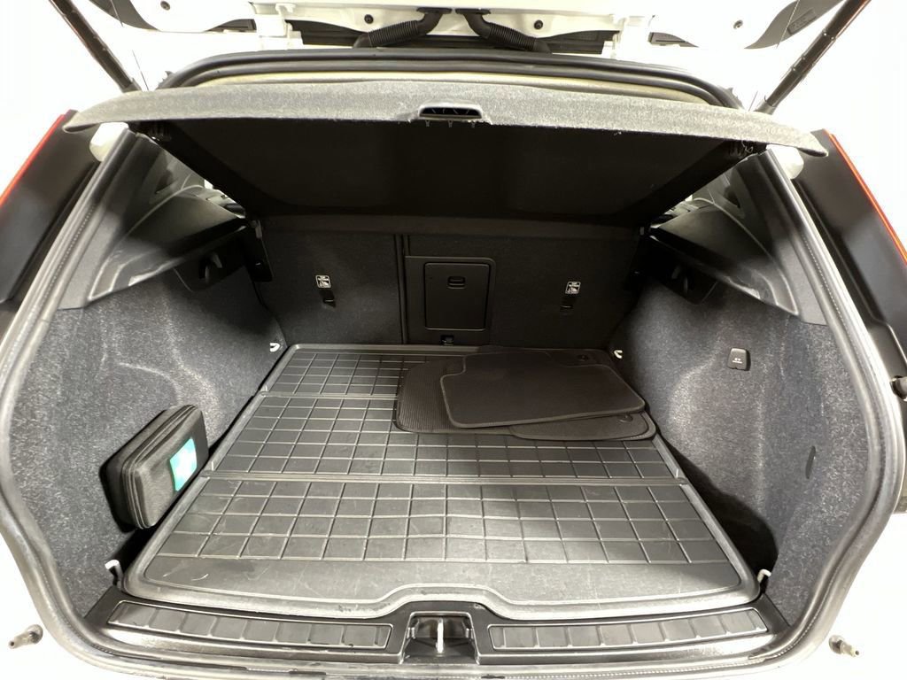 Certified 2024 Volvo XC40 B5 Plus image 22