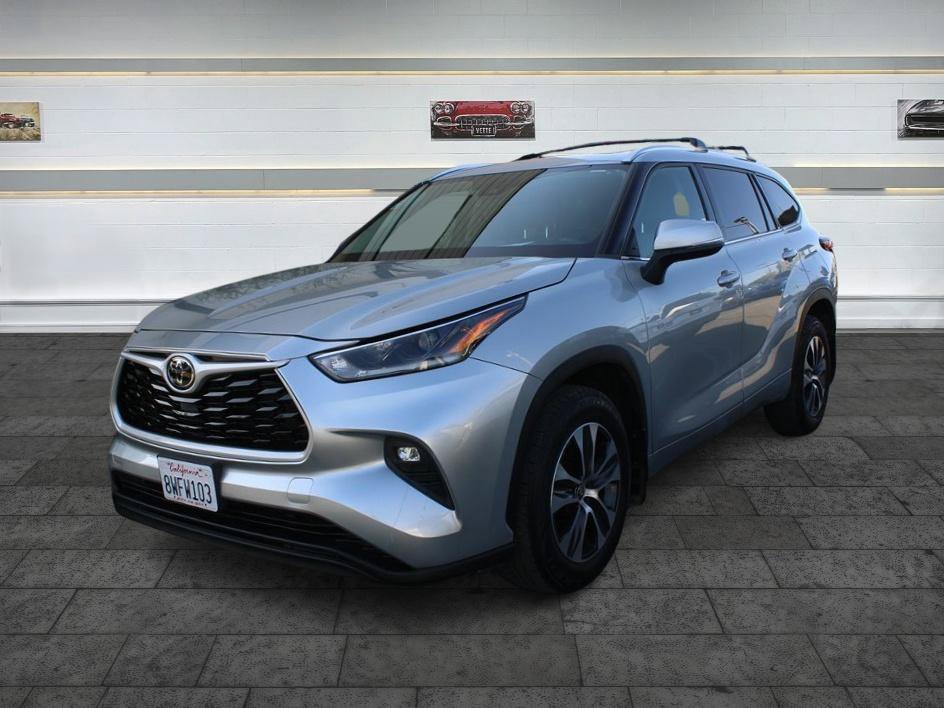 Used 2021 Toyota Highlander XLE FWD image 3