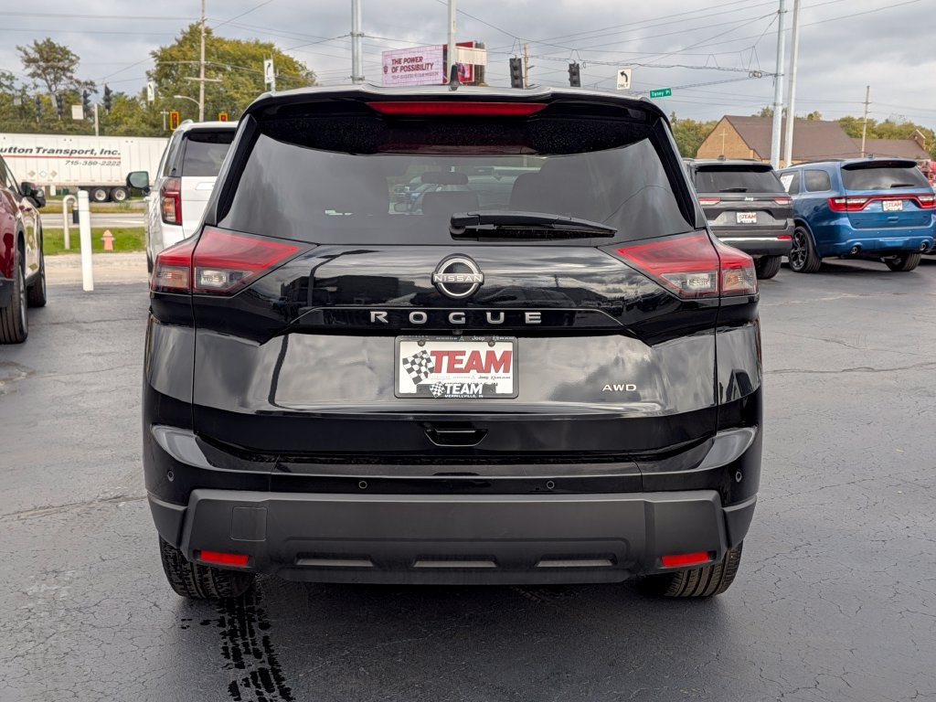 Used 2024 Nissan Rogue S AWD/4WD image 7