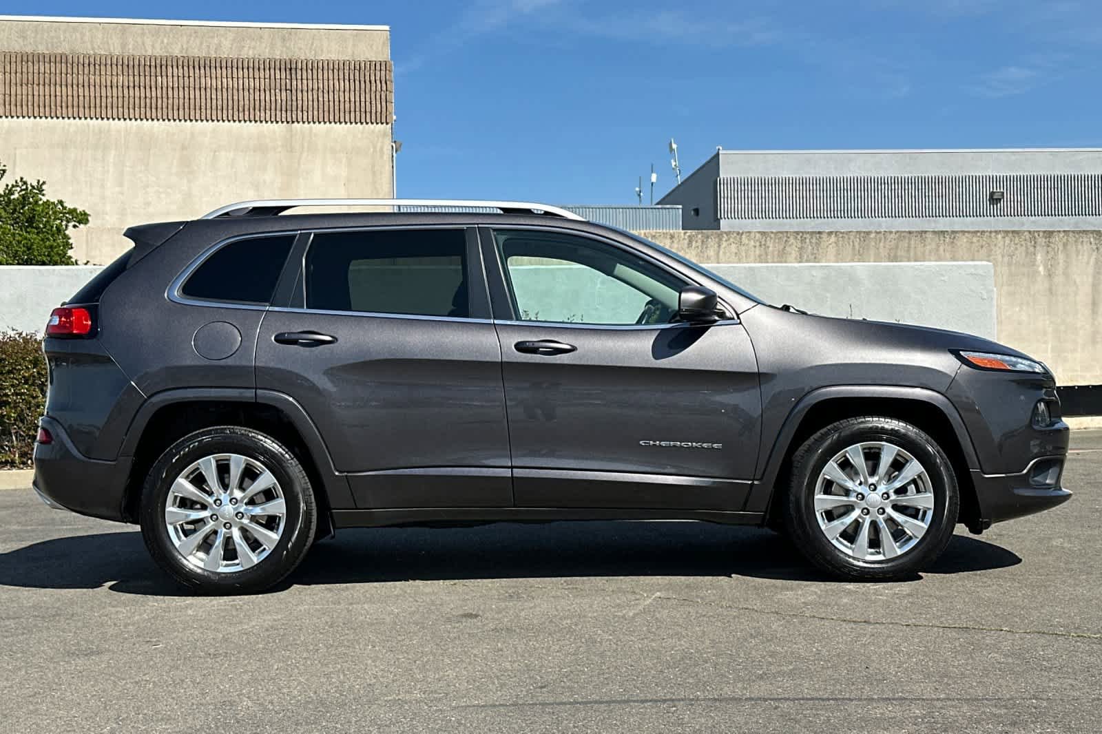 Used 2018 Jeep Cherokee Overland image 6