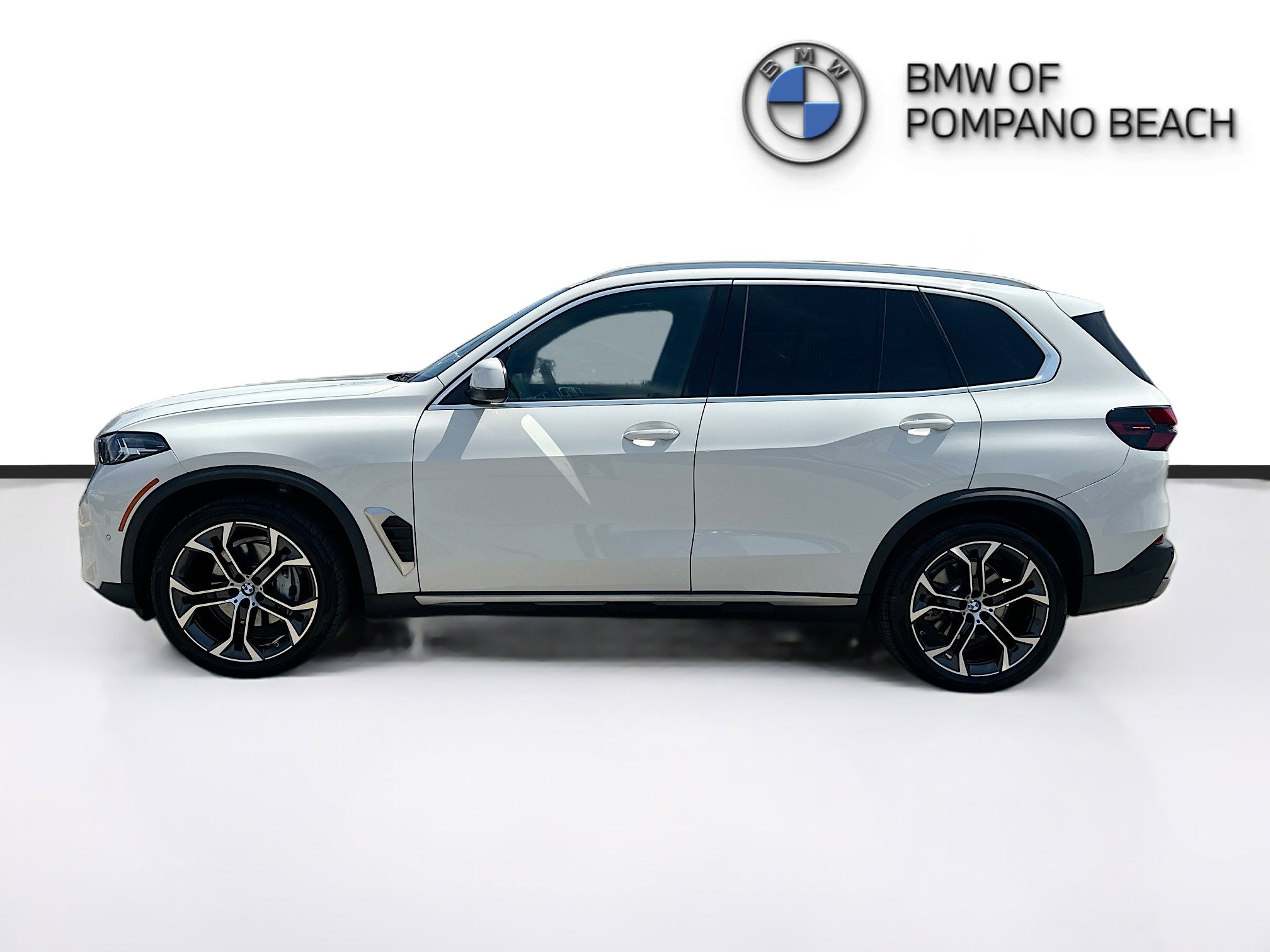 Used 2024 BMW X5 sDrive40i w/ Parking Assistance Package image 4