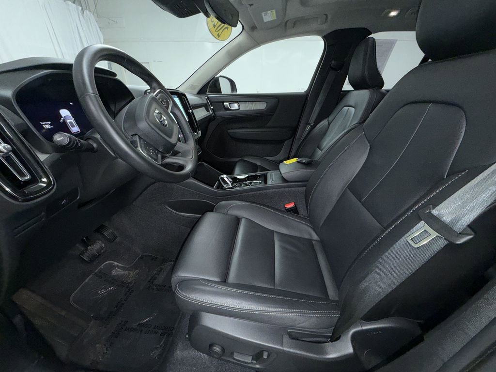 Used 2025 Volvo XC40 B5 Plus image 13