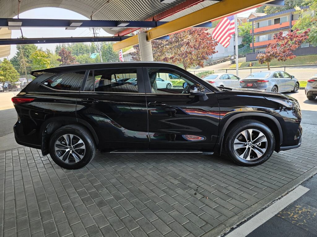 Used 2023 Toyota Highlander XLE image 6