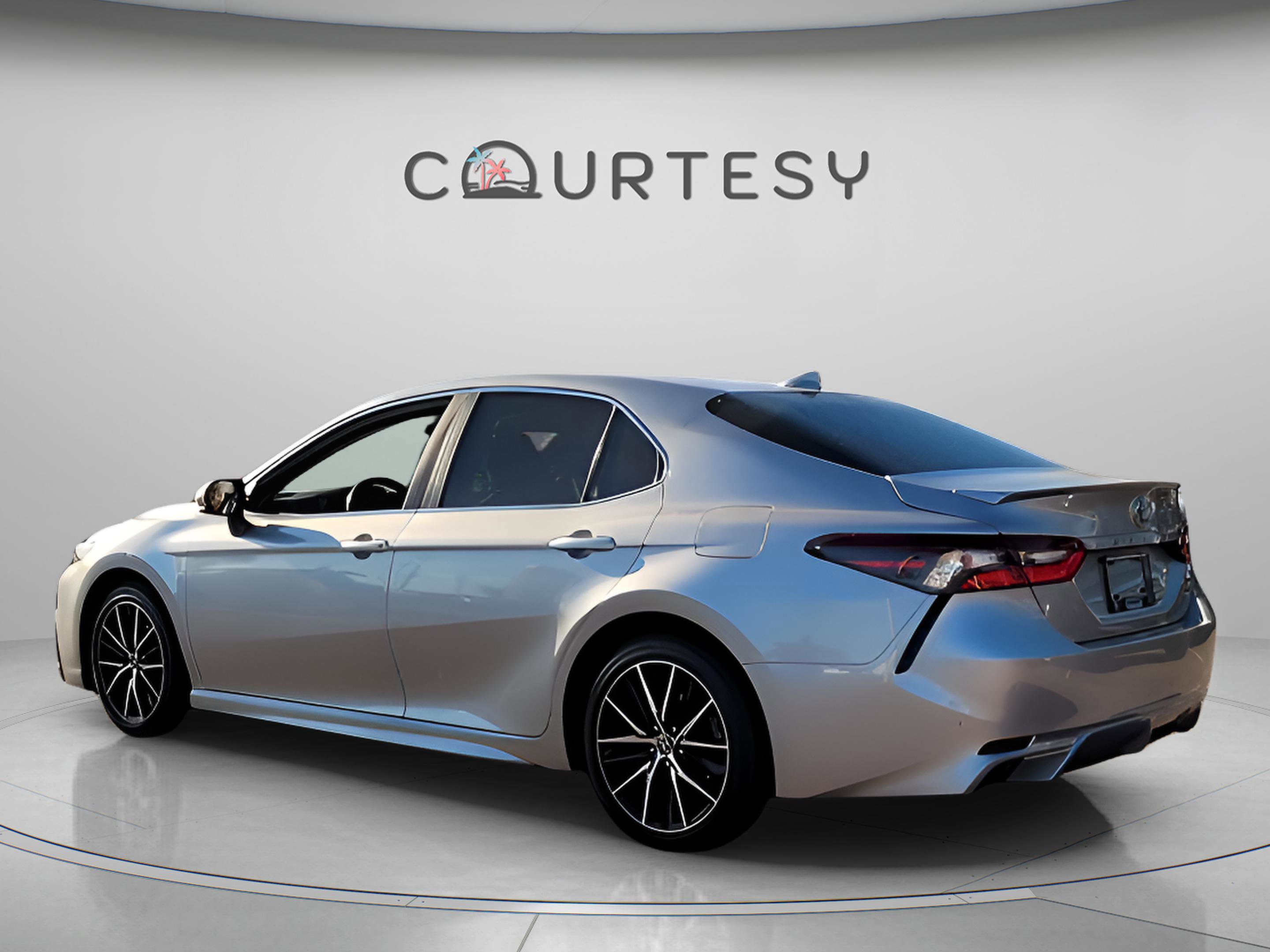 Used 2021 Toyota Camry SE image 3