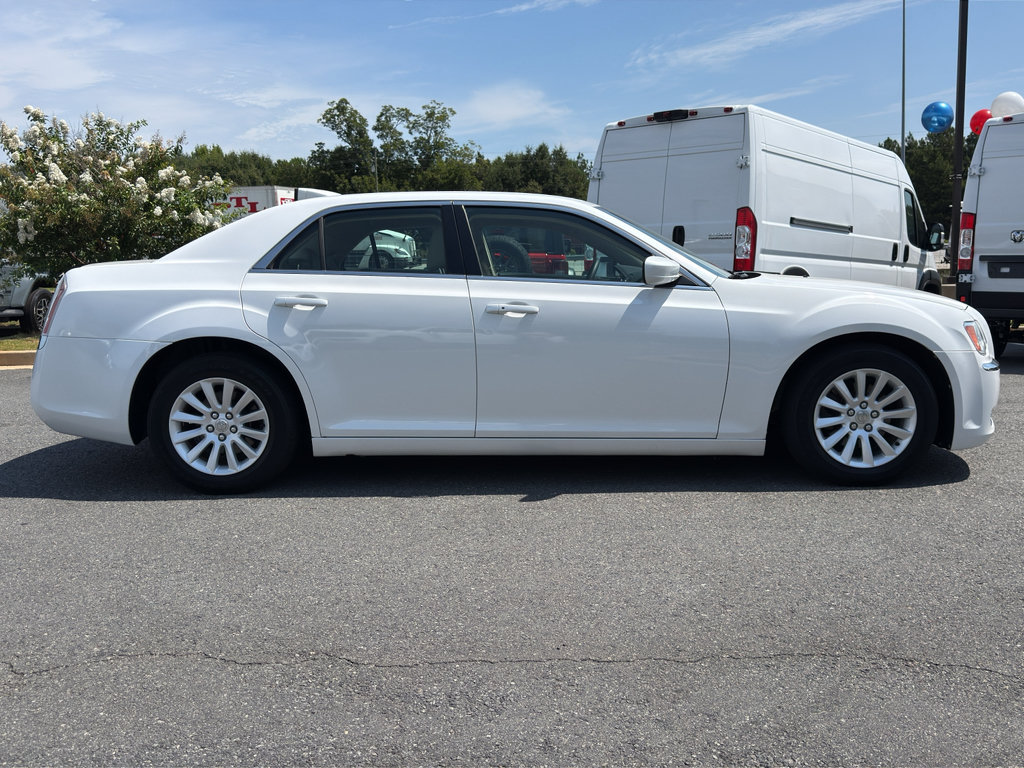 Used 2013 Chrysler 300 RWD image 4