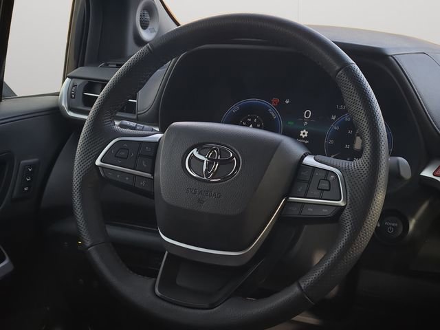 Used 2025 Toyota Sienna Limited image 19
