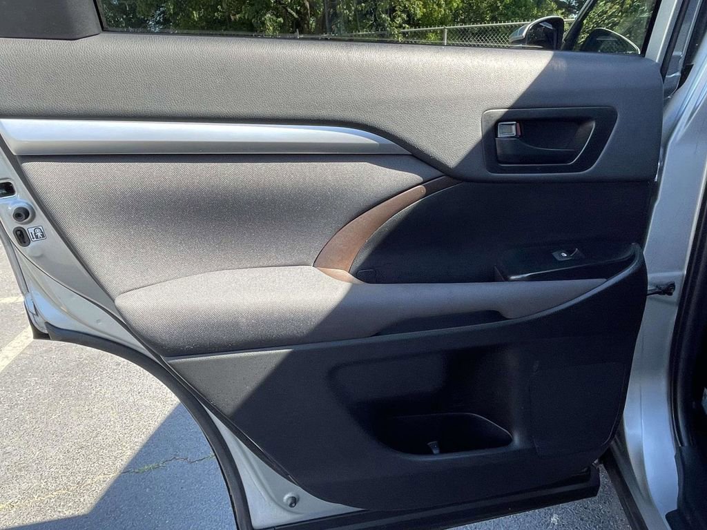 Used 2019 Toyota Highlander LE FWD image 16