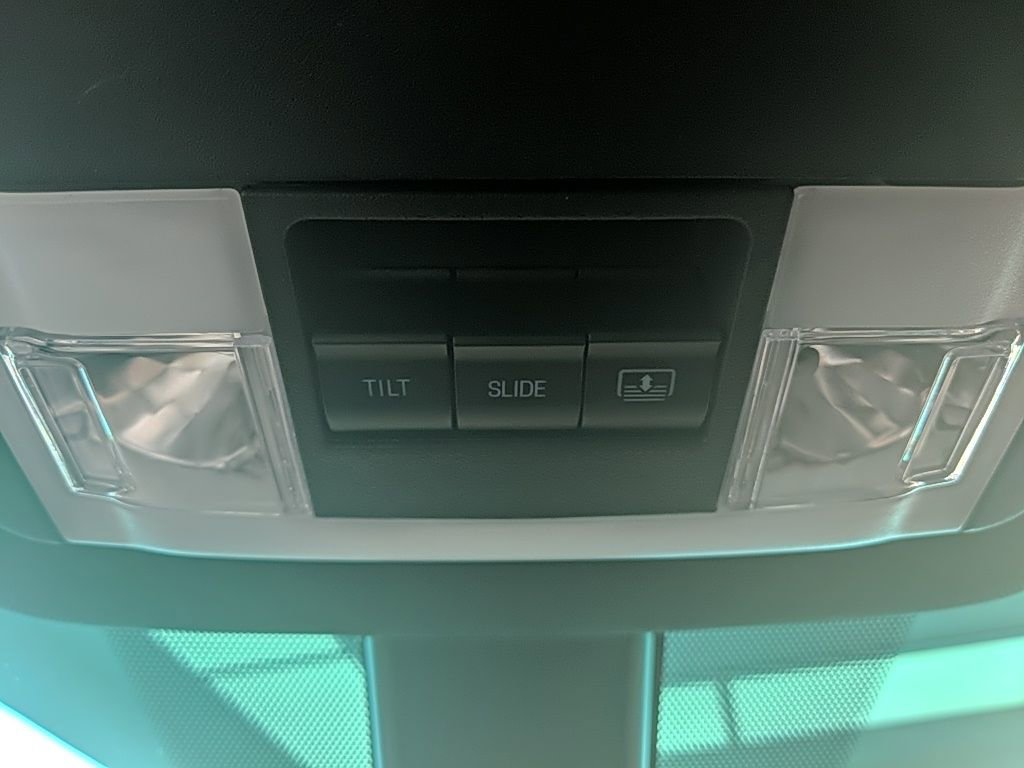 Used 2017 Ford Explorer Platinum image 30