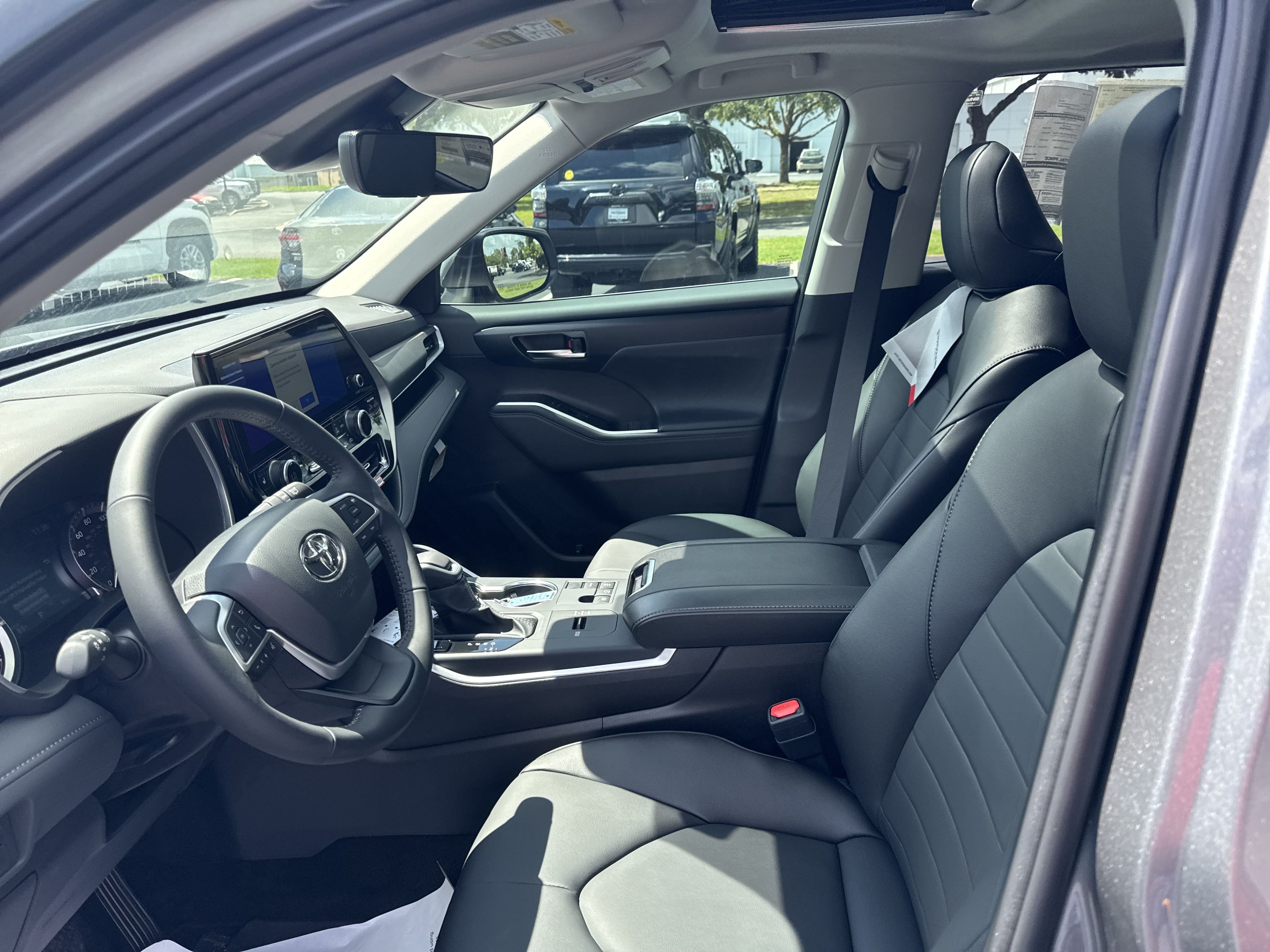 New 2025 Toyota Highlander XLE FWD image 13