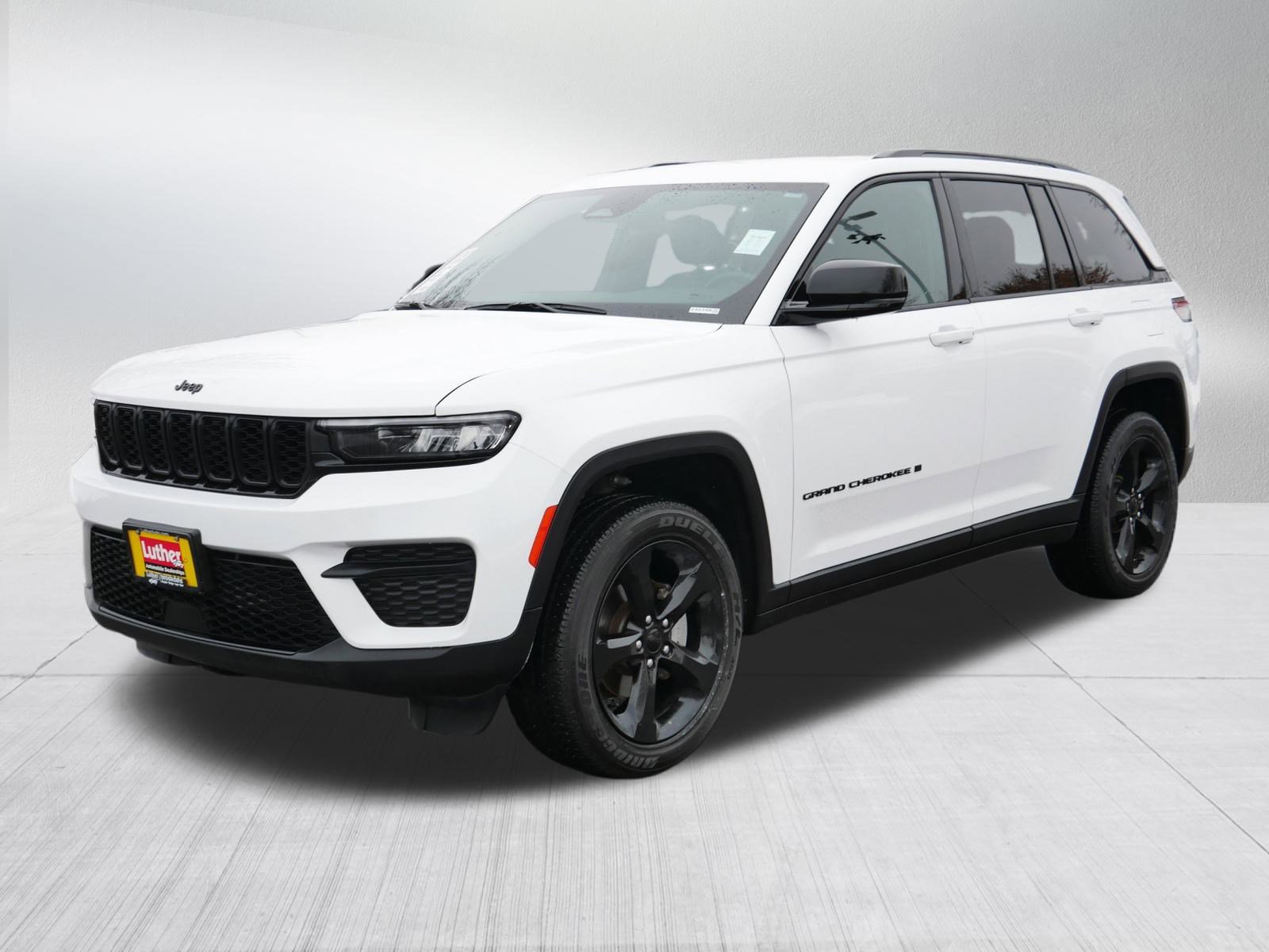 Used 2023 Jeep Grand Cherokee Altitude image 3