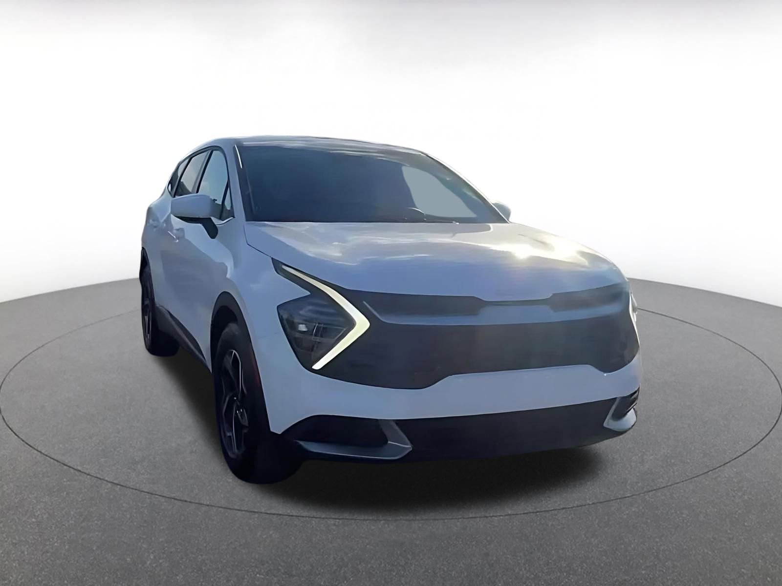 Used 2025 Kia Sportage LX image 3